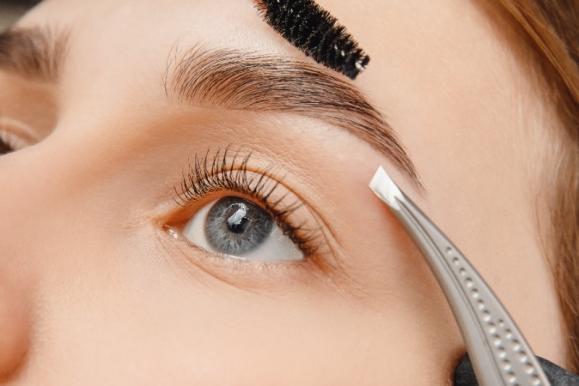 épilation des sourcils en institut